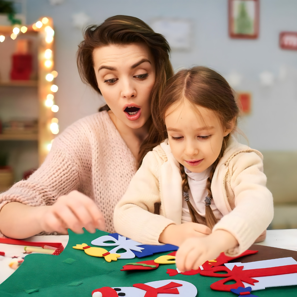 Novogodišnja jelka od filca za zid sa 26 ukrasa koji se lepe